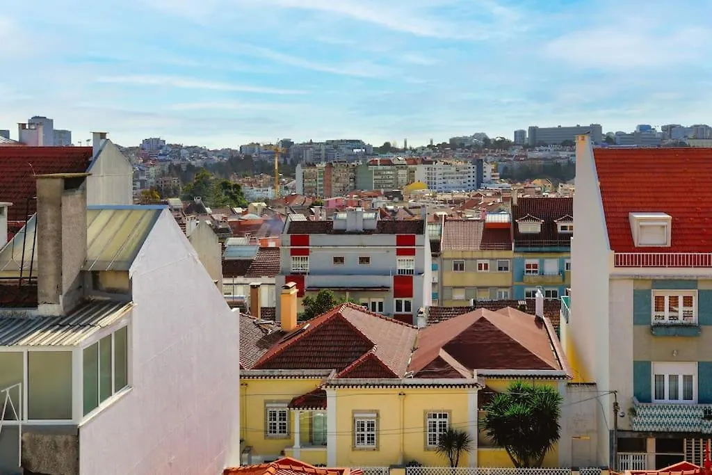 Lisbon Central Apartment With Balcony